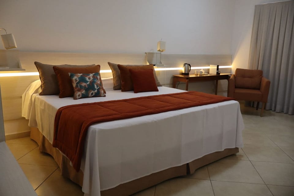 Suite | Desk, laptop workspace, free WiFi