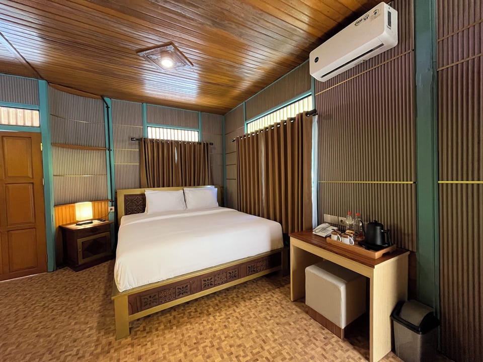 Deluxe Double Room, Garden View | Desk, blackout drapes, soundproofing, iron/ironing board