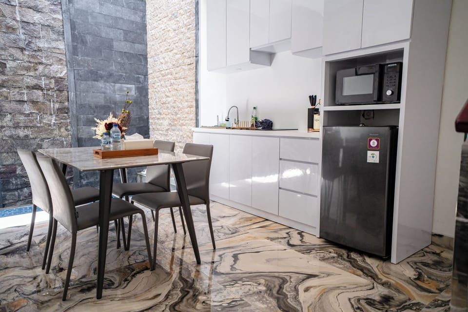 Deluxe Studio | Private kitchen | Fridge, microwave, stovetop