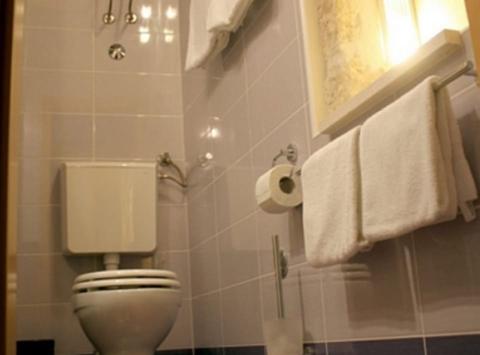 Apartment (Duplex Apartment with Terrace) | Bathroom | Shower, towels