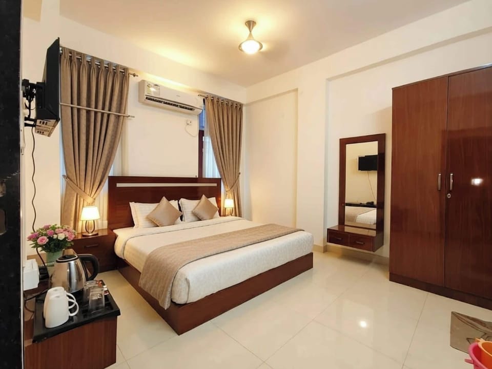 Hypo-allergenic bedding, desk, soundproofing, free WiFi