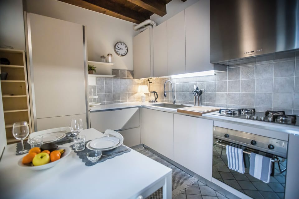 Deluxe Duplex, Balcony, Courtyard View | Private kitchen | Fridge, oven, stovetop, dishwasher
