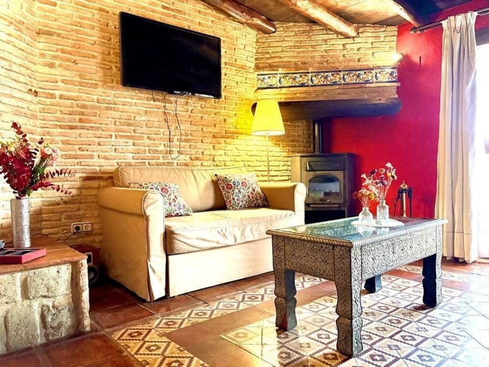 Superior Suite, Garden View | Living area