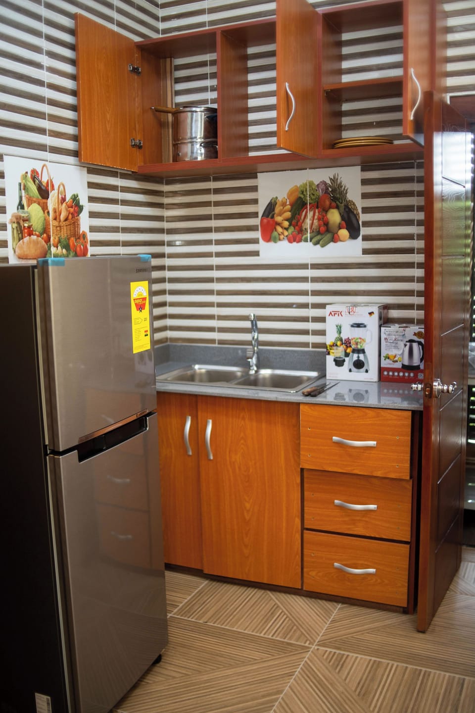 Full-size fridge, microwave, stovetop, dishwasher