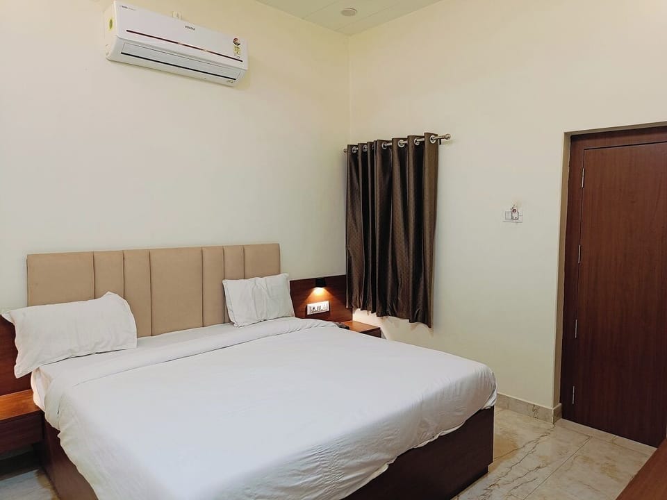 Deluxe Double Room | Desk, laptop workspace, free WiFi