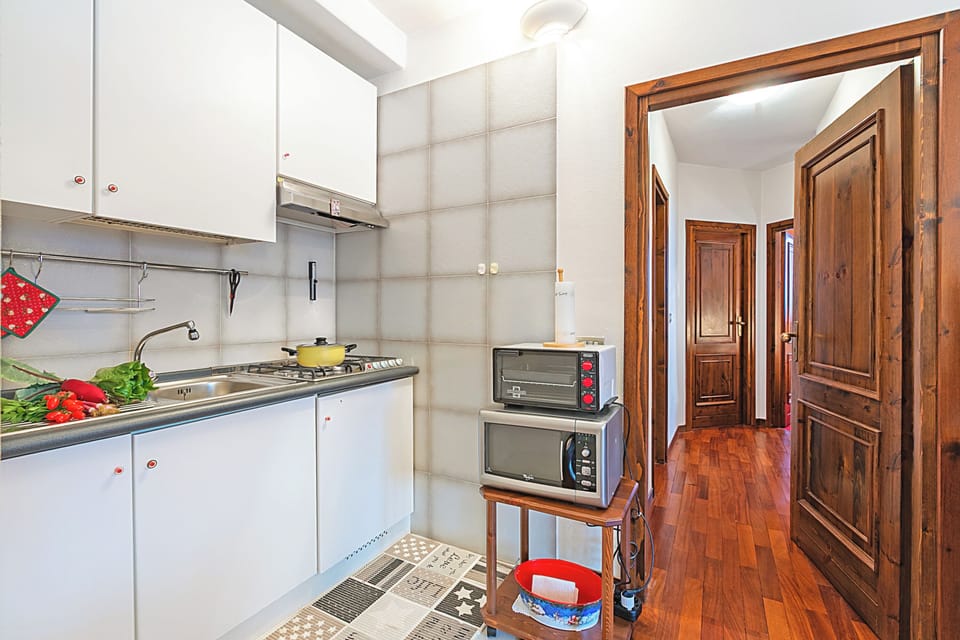 Standard Apartment, Multiple Bedrooms (Appartamento Cuore Alpino) | Private kitchen | Fridge, microwave, stovetop, toaster