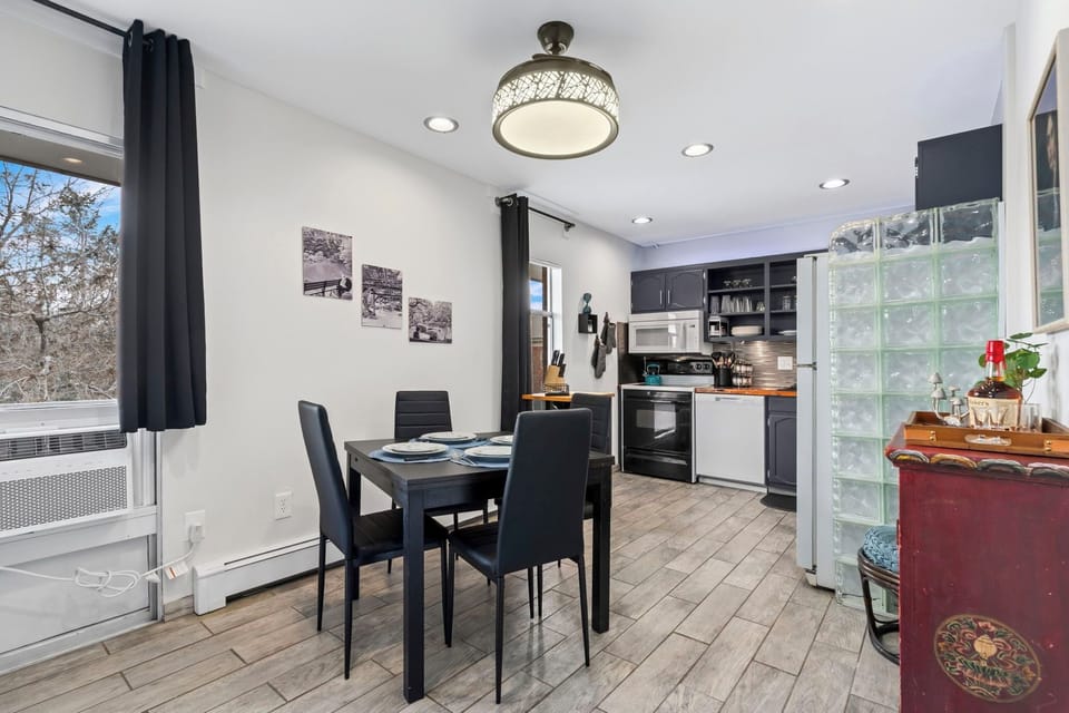 Apartment, Multiple Beds, Kitchen, Garden View | Dining