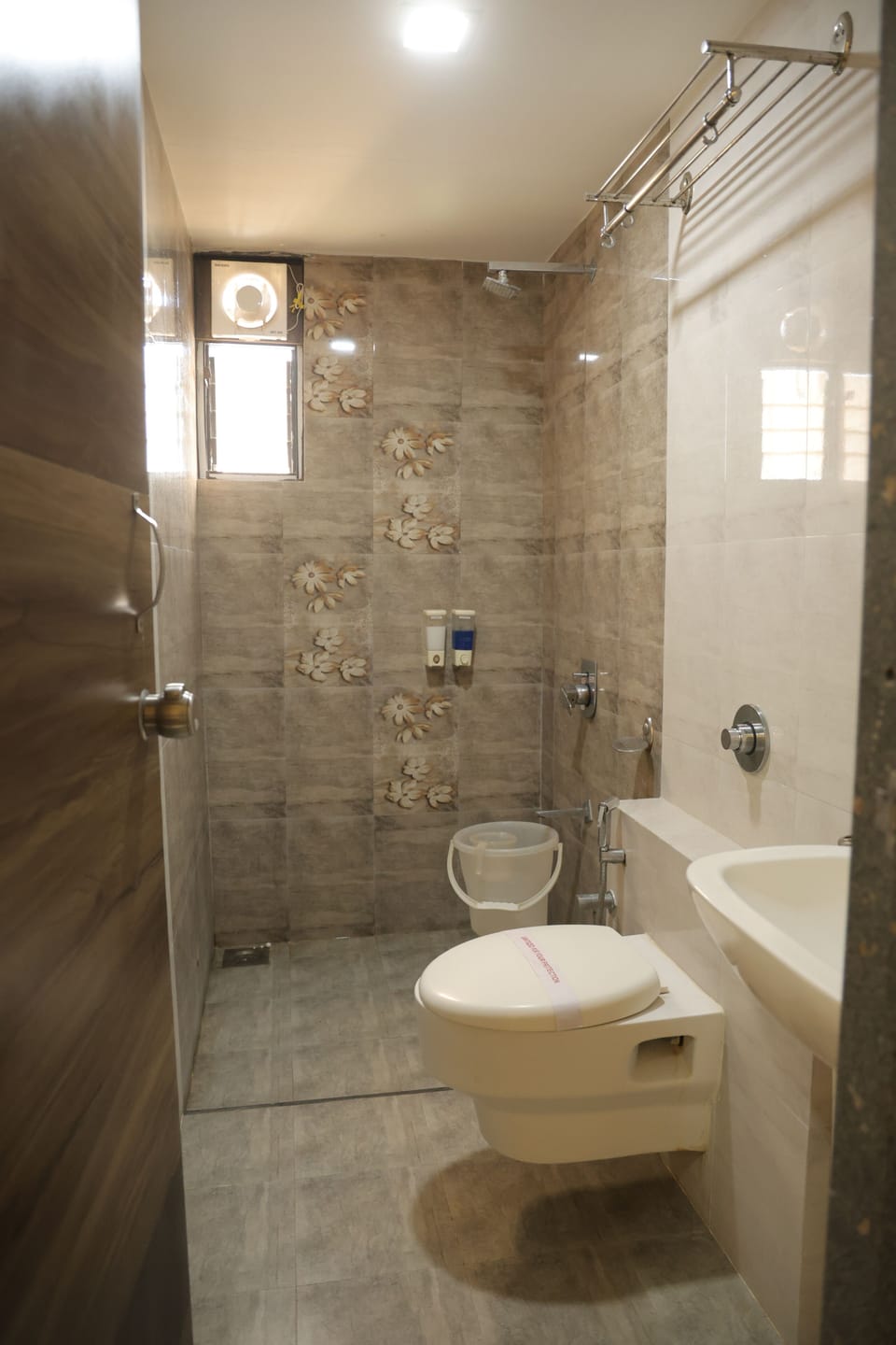 Deluxe Double or Twin Room | Bathroom | Shower, towels, soap, shampoo