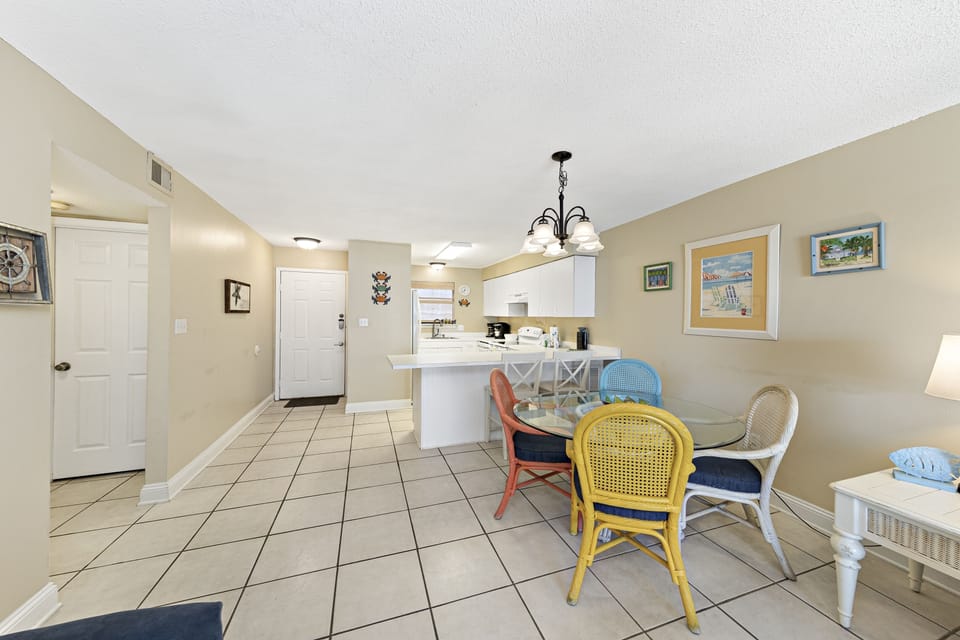 Signature Condo, 2 Bedrooms, 2 Bathrooms, Garden View | In-room dining