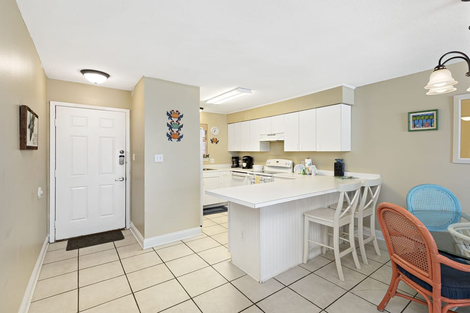 Signature Condo, 2 Bedrooms, 2 Bathrooms, Garden View | Private kitchen | Fridge, microwave, oven, stovetop