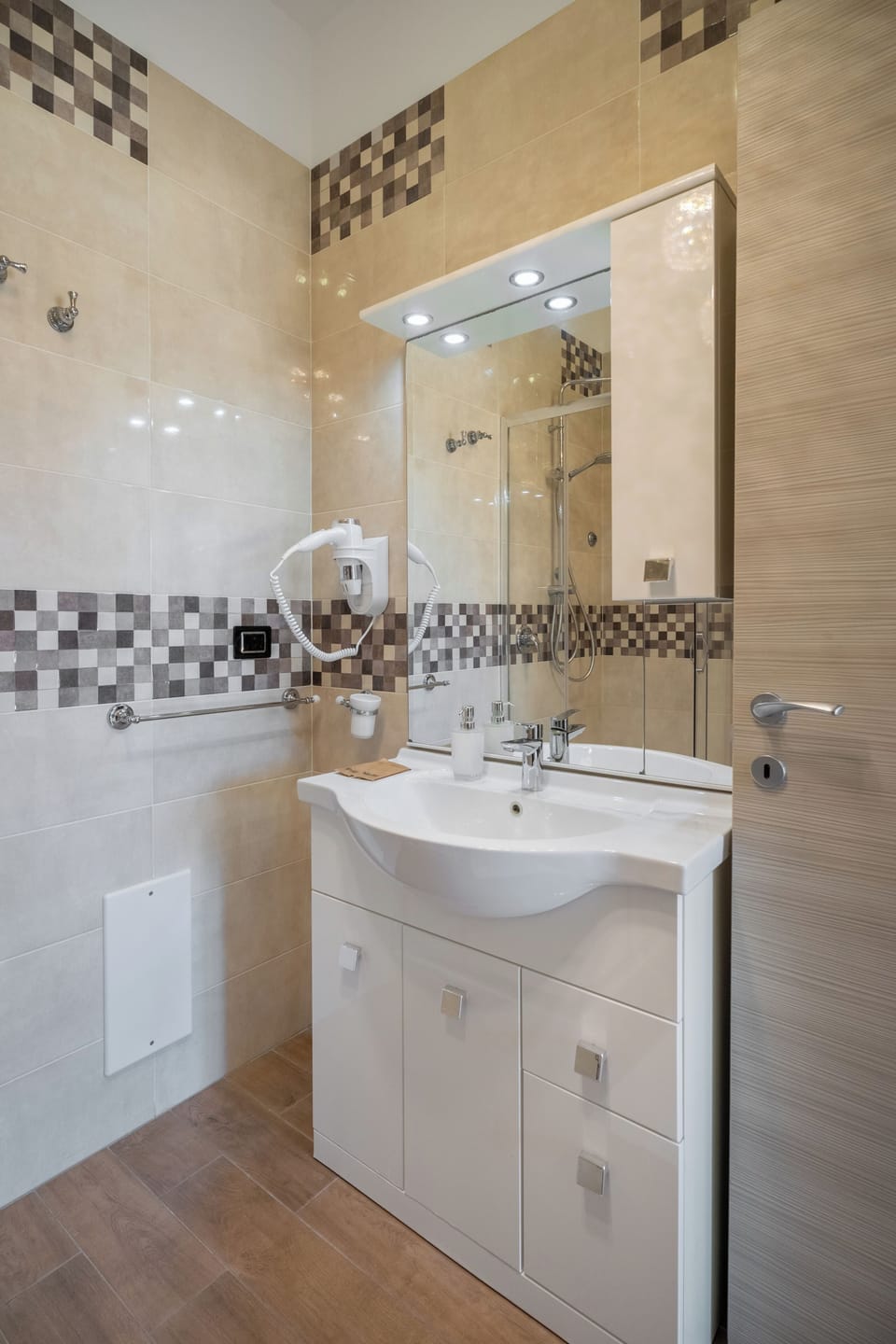 Classic Room, Balcony, Bay View (Napoli) | Bathroom | Slippers, bidet, soap, shampoo