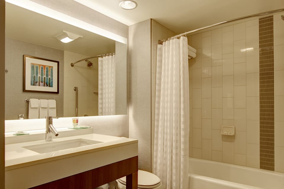 Combined shower/tub, designer toiletries, hair dryer, towels