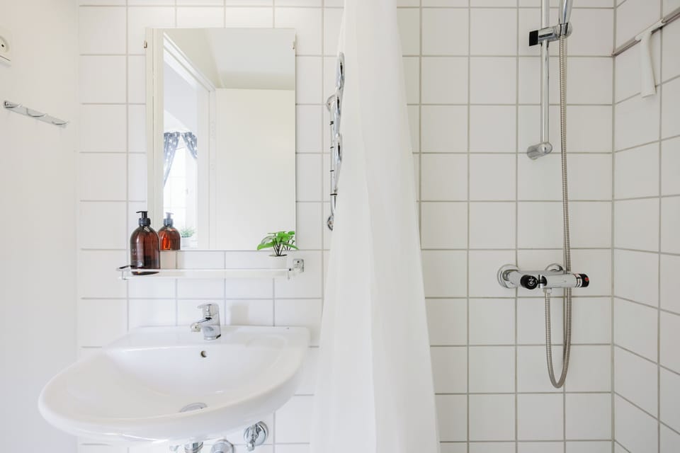 City Single Room | Bathroom | Shower, towels, soap, shampoo