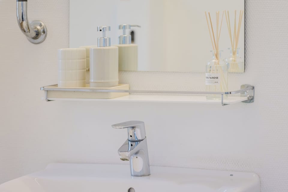 Deluxe Double Room, Balcony | Bathroom | Shower, towels, soap, shampoo