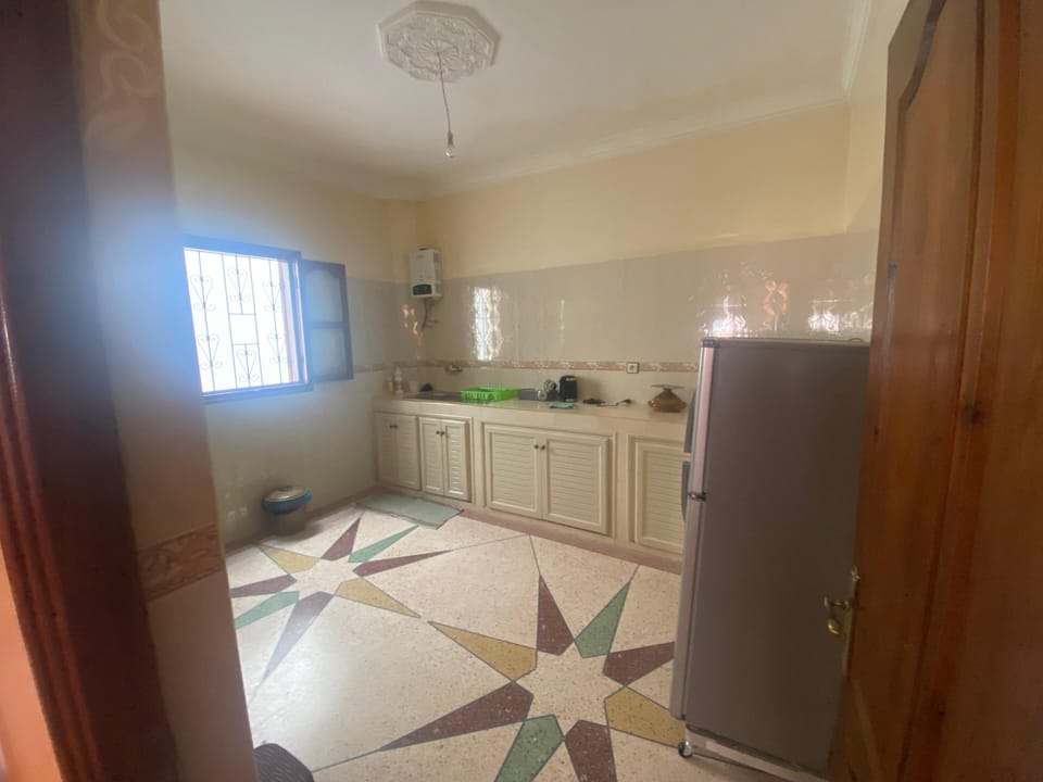 Full-size fridge, oven, stovetop, cookware/dishes/utensils