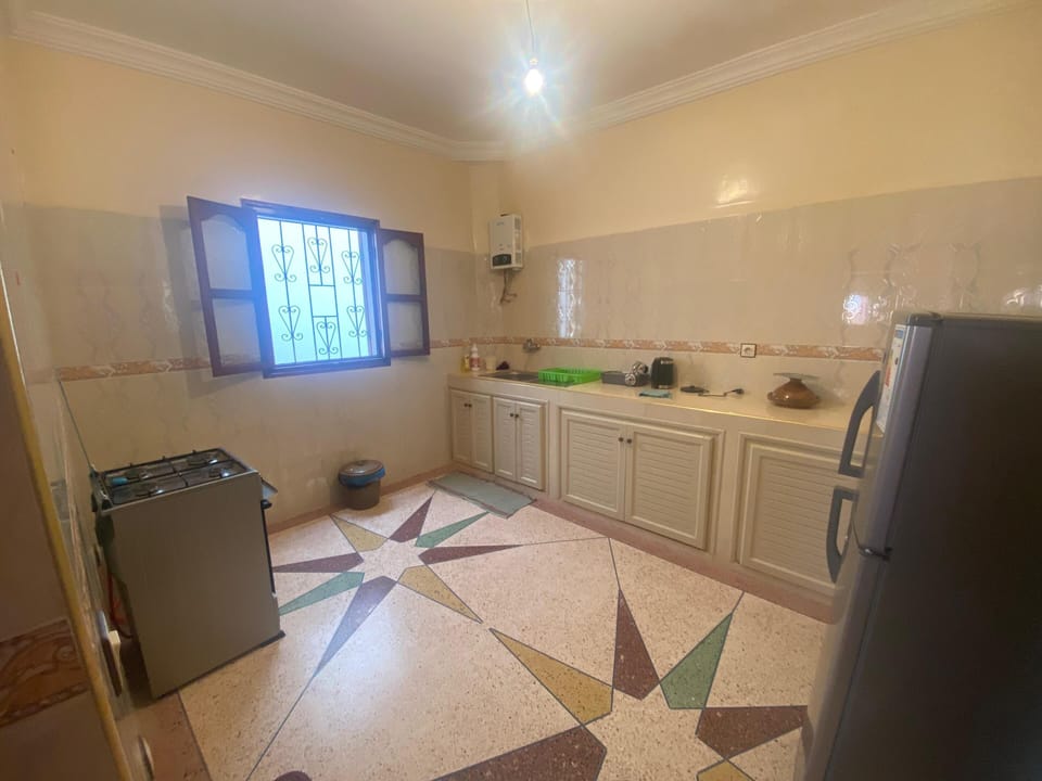 Full-size fridge, oven, stovetop, cookware/dishes/utensils