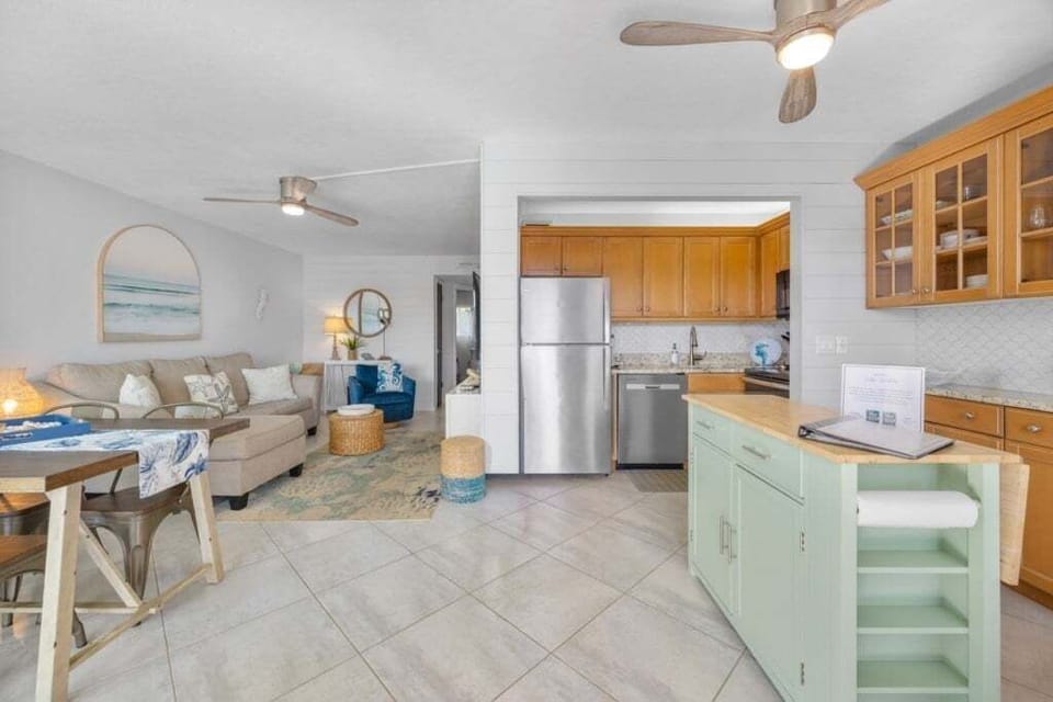 Condo, 2 Bedrooms | Living area