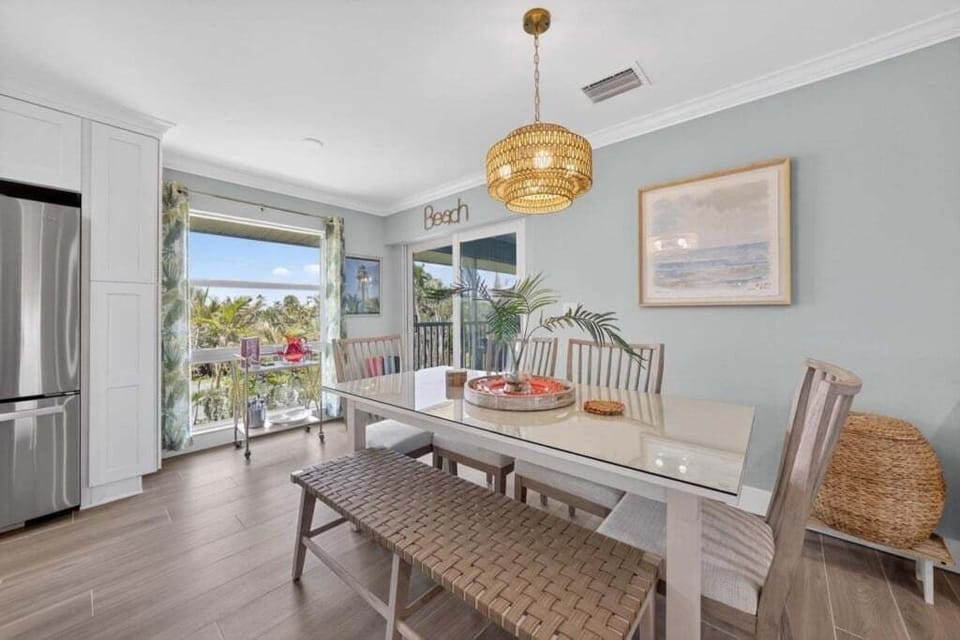 Condo, 2 Bedrooms | Dining