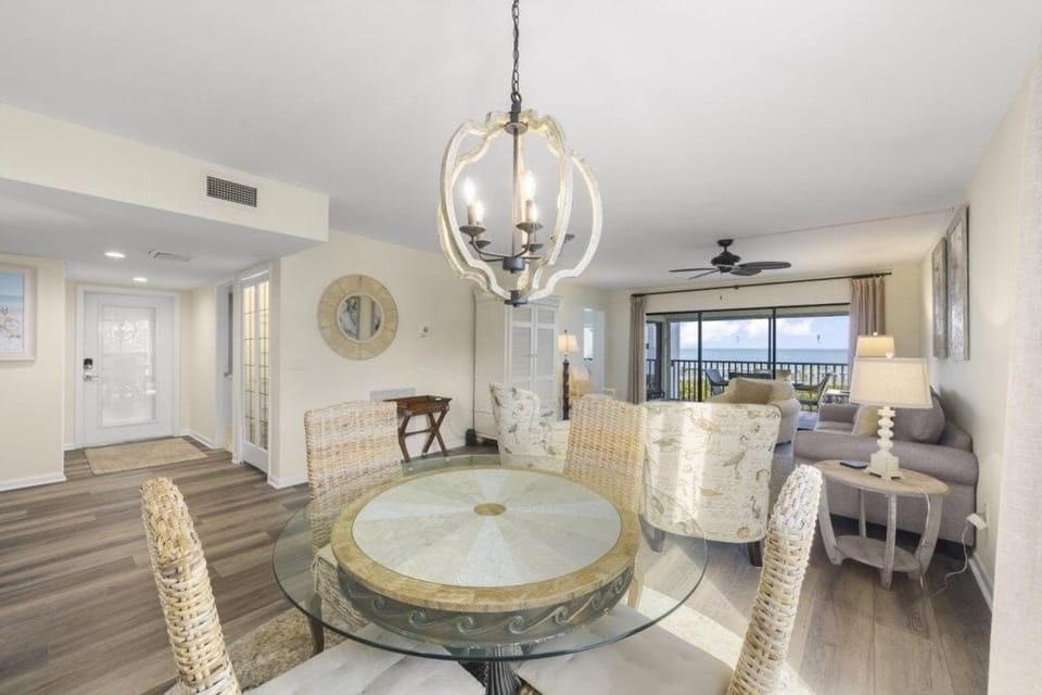 Condo, 2 Bedrooms | Dining