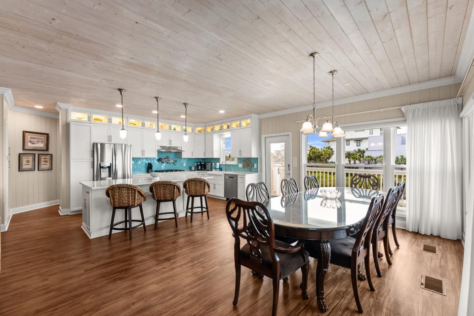 House, Beach View, Beachfront | In-room dining