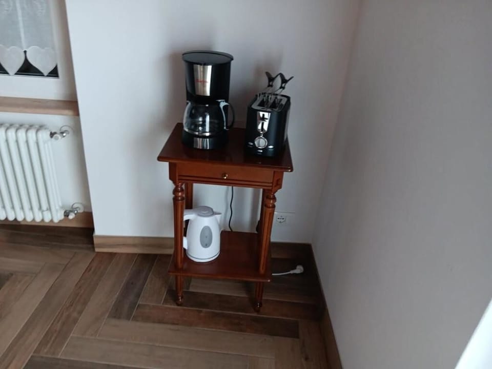 Studio Suite, Lake View | Private kitchenette | Highchair