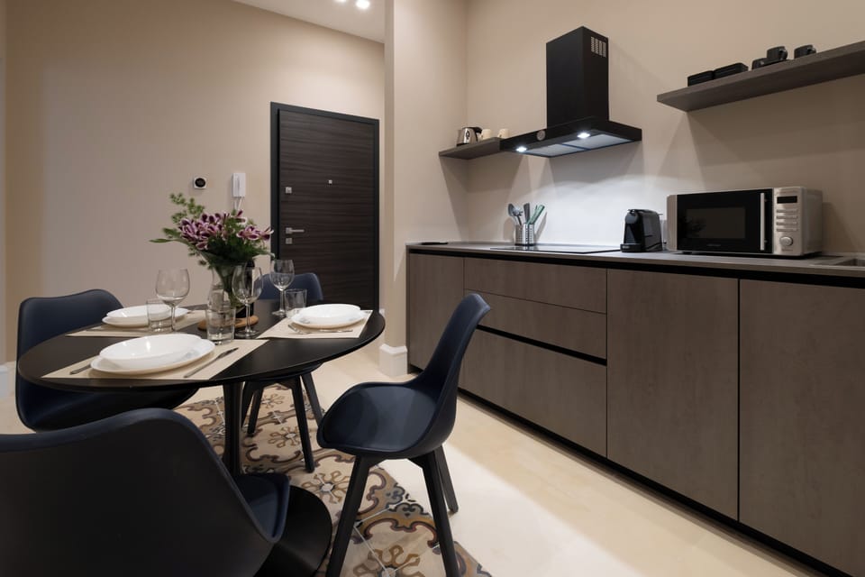 Deluxe Apartment, Balcony, City View | Private kitchen