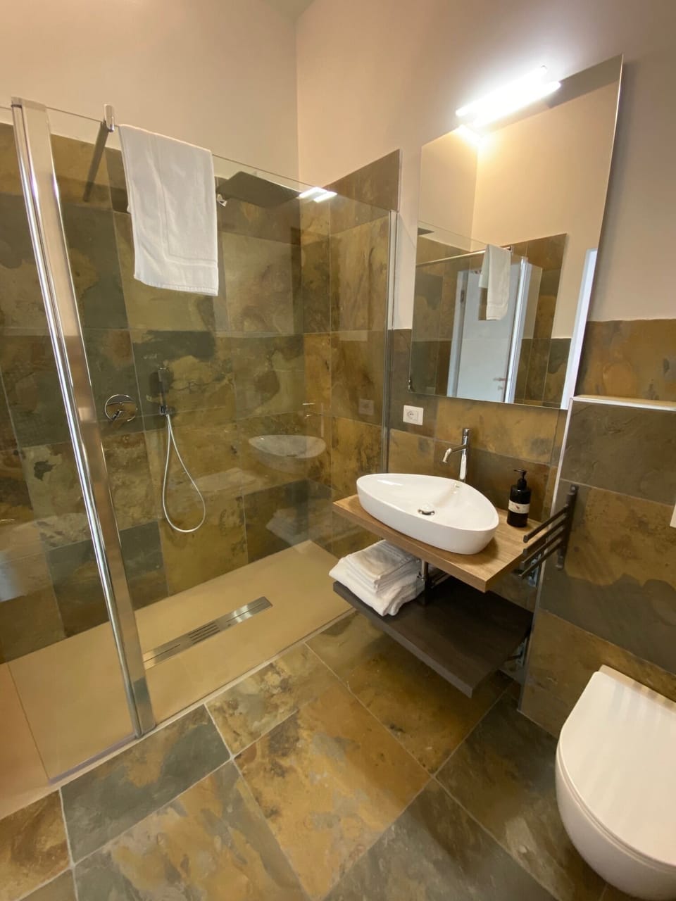 Double or Twin Room, Sea View | Bathroom | Shower, free toiletries, bidet, towels