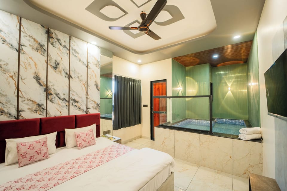 Suite Room with Private Pool | Desk, WiFi (free), bed sheets