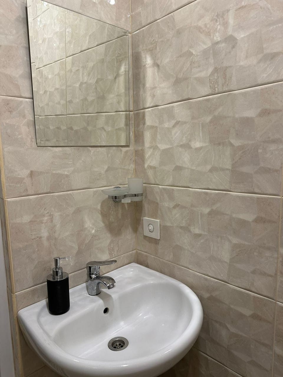Economy Room | Bathroom | Free toiletries, hair dryer, slippers, towels