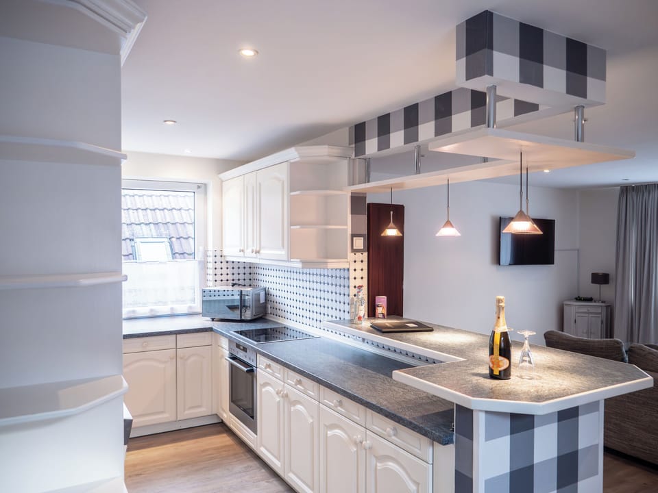 Apartment, 2 Bedrooms | Private kitchen | Fridge, microwave, oven, stovetop