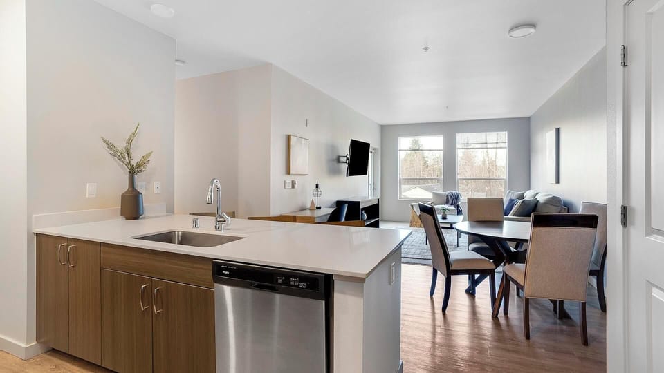 Apartment (2 Bedrooms) | Private kitchen | Fridge, microwave, oven, stovetop