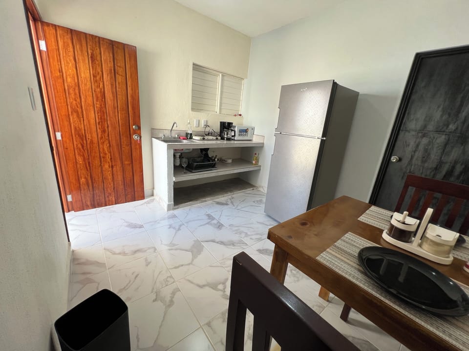 Comfort Suite | Private kitchen | Fridge, microwave, stovetop, cookware/dishes/utensils