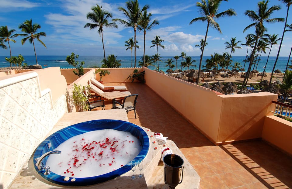 Colonial Junior Suite Ocean Front with Indoor and Outdoor Hot Tub | Beach/ocean view