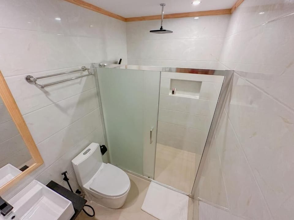 Deluxe Double or Twin Room, 1 King Bed, Patio, Garden View | Bathroom | Shower, hair dryer, towels, soap