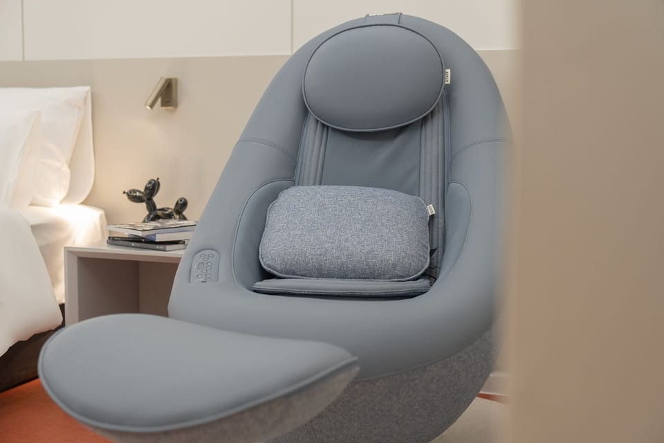 Deluxe B - Massage Chair | Laptop workspace, free WiFi, bed sheets