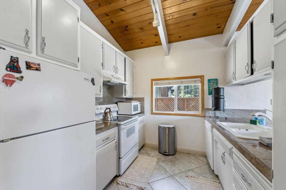 House, 4 Bedrooms | Private kitchen | Fridge, microwave, oven, coffee/tea maker