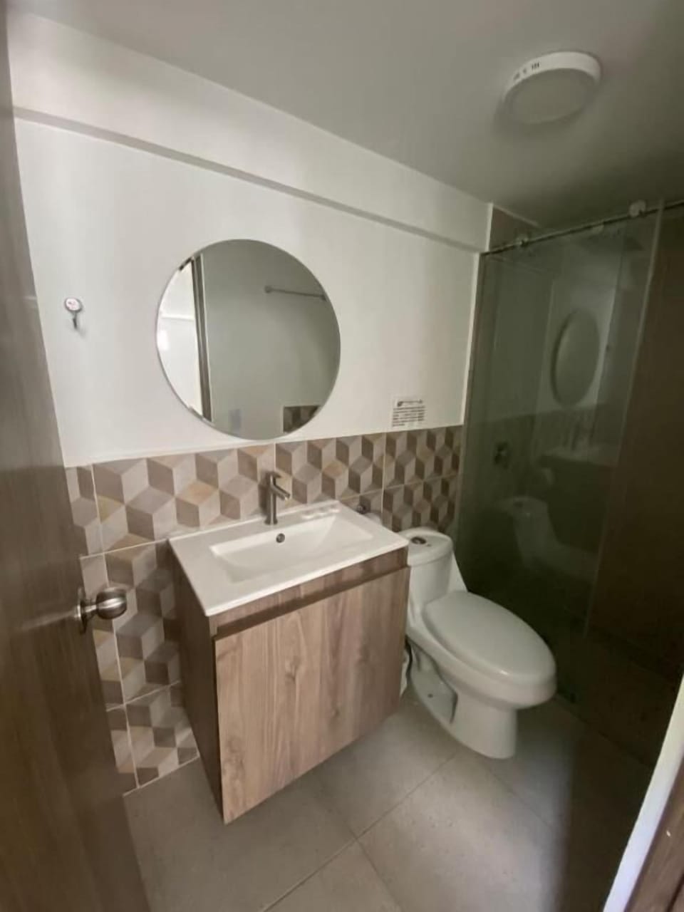 Basic Triple Room, Garden View | Bathroom | Free toiletries, soap, shampoo, toilet paper