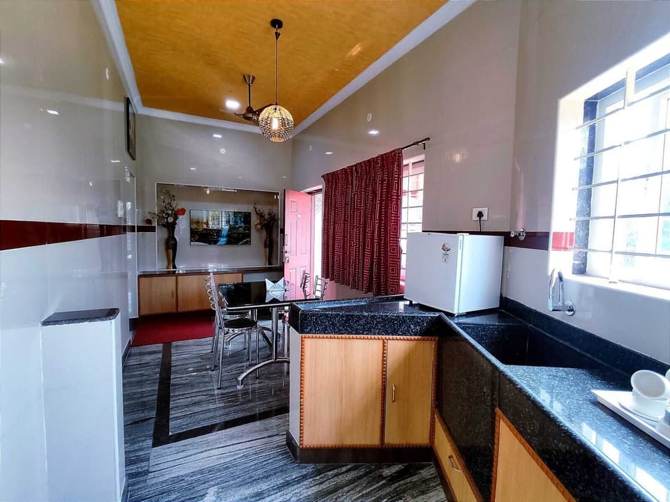 Superior Suite, Lake View | Private kitchen