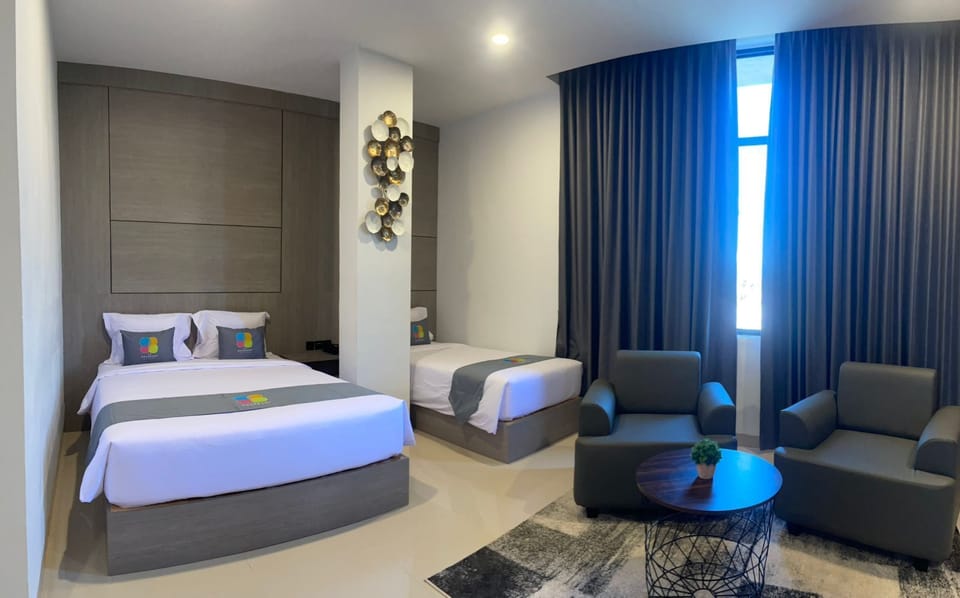 Family Suite | Desk, laptop workspace, iron/ironing board (on request), WiFi (free)