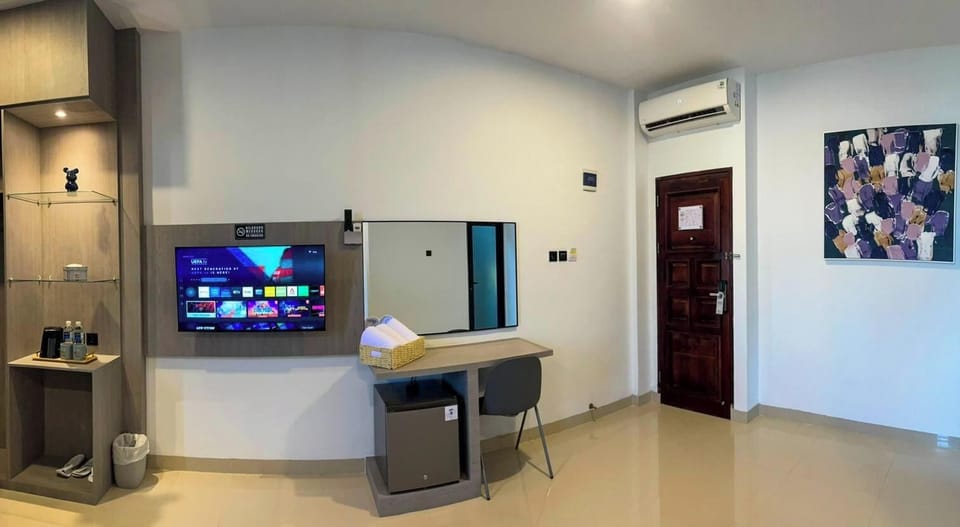 Family Suite | Desk, laptop workspace, iron/ironing board (on request), WiFi (free)