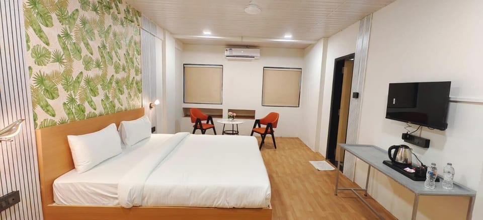 Luxury Double Room | Desk, blackout drapes, iron/ironing board, free WiFi