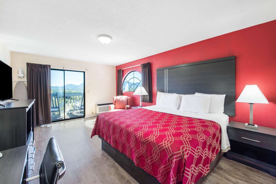 Standard Room, 1 King Bed, Non Smoking | Desk, iron/ironing board, rollaway beds, free WiFi