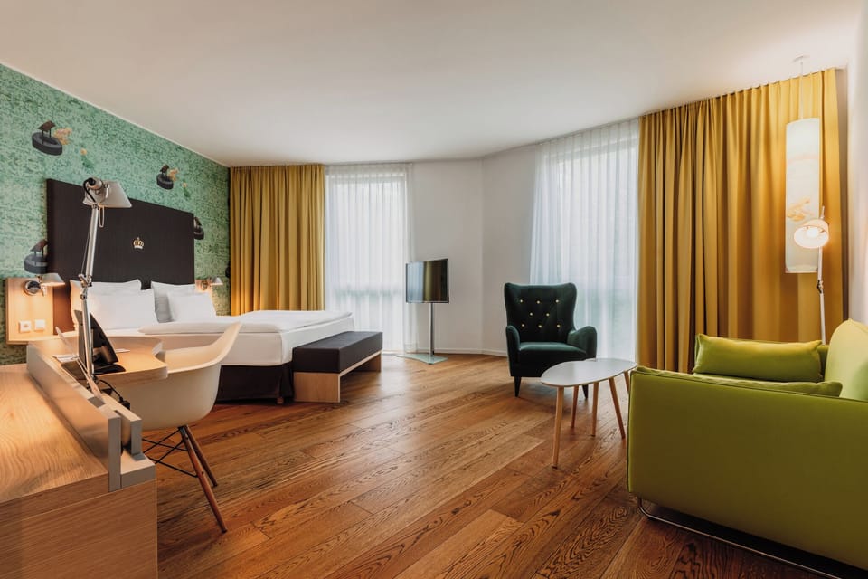 Suite | In-room safe, desk, soundproofing, free WiFi
