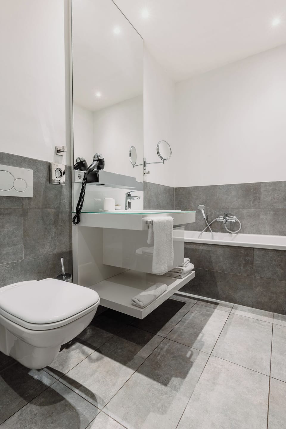 Suite | Bathroom | Shower, hair dryer, towels, soap