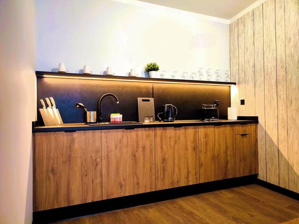 (210) Apartment with 1 Bedroom and Bathtub | Private kitchenette | Fridge, microwave, stovetop, dishwasher