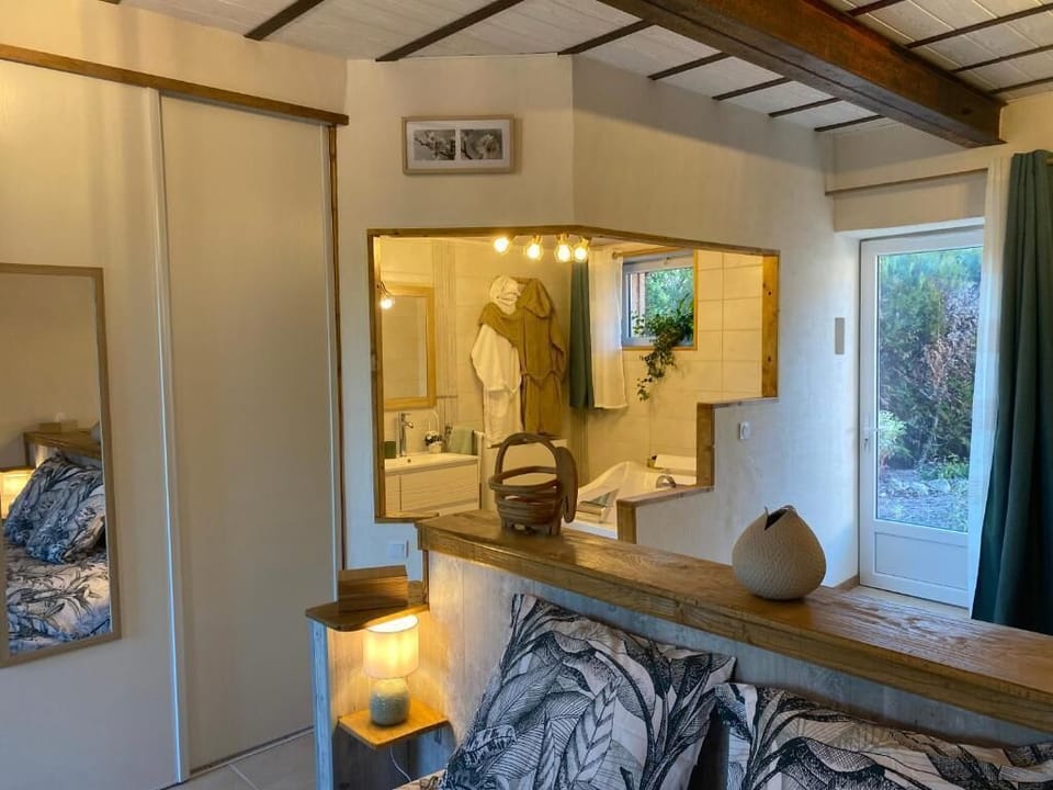 Honeymoon Room, Hill View | Blackout drapes, iron/ironing board, free WiFi