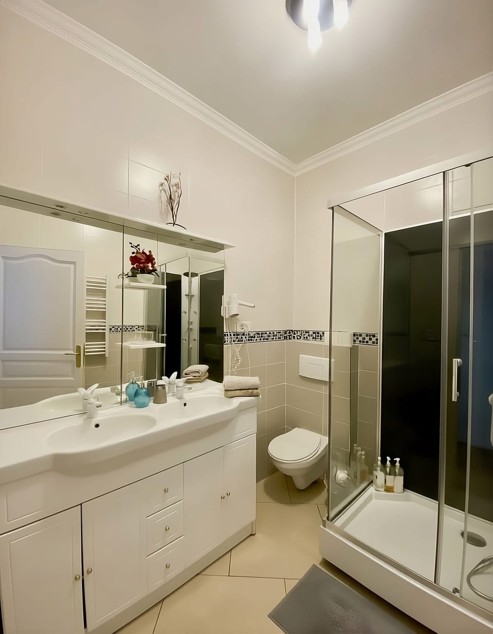 Comfort Suite, Balcony, City View | Bathroom | Shower, hair dryer, towels, toilet paper