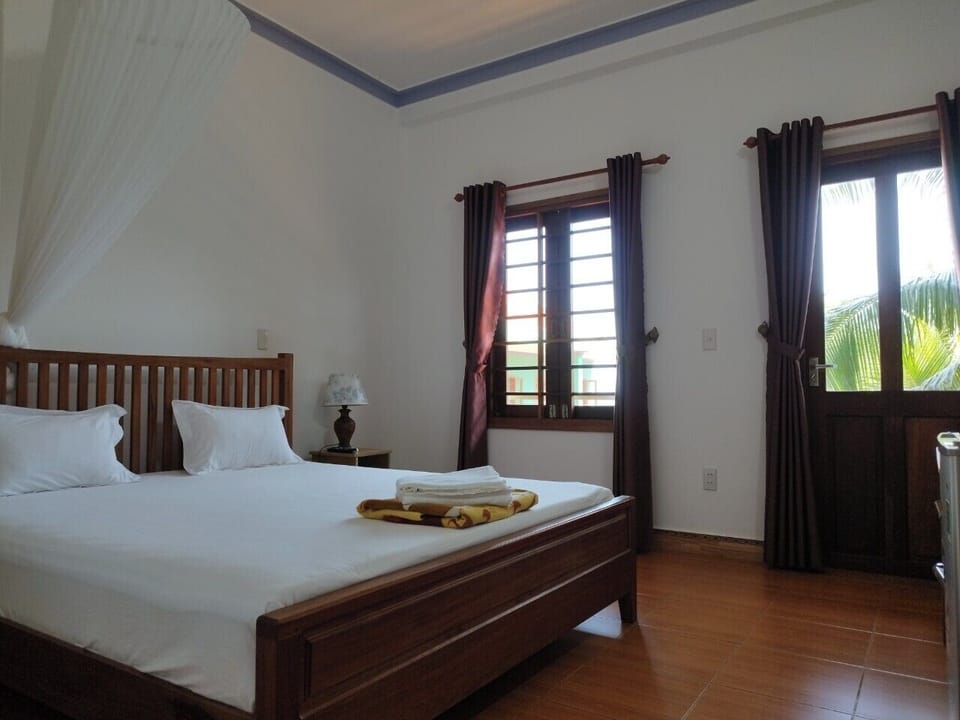 Minibar, desk, free WiFi, bed sheets