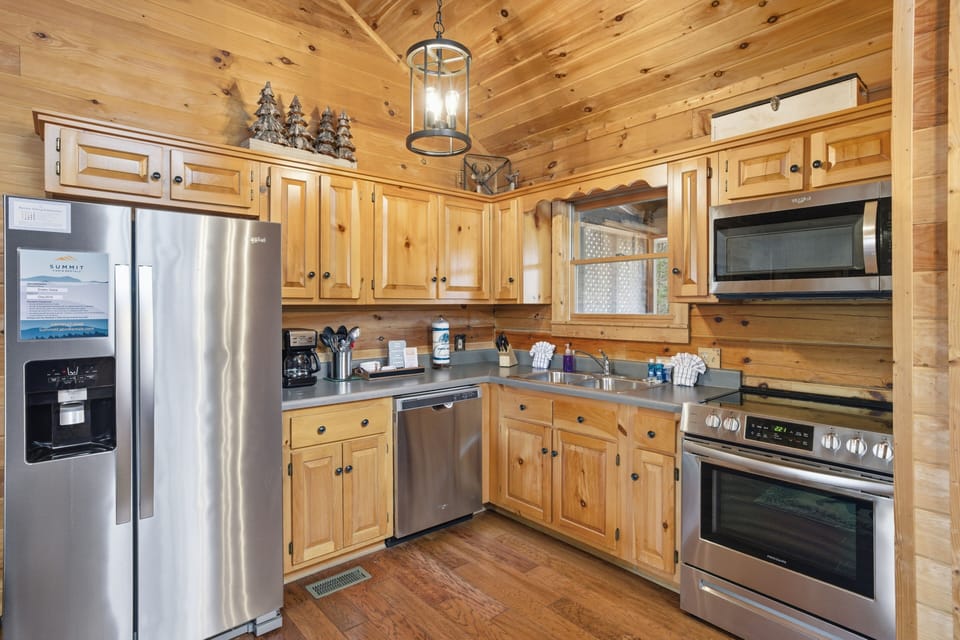 Cabin, 1 Bedroom | Private kitchen | Coffee/tea maker, fridge, oven, toaster