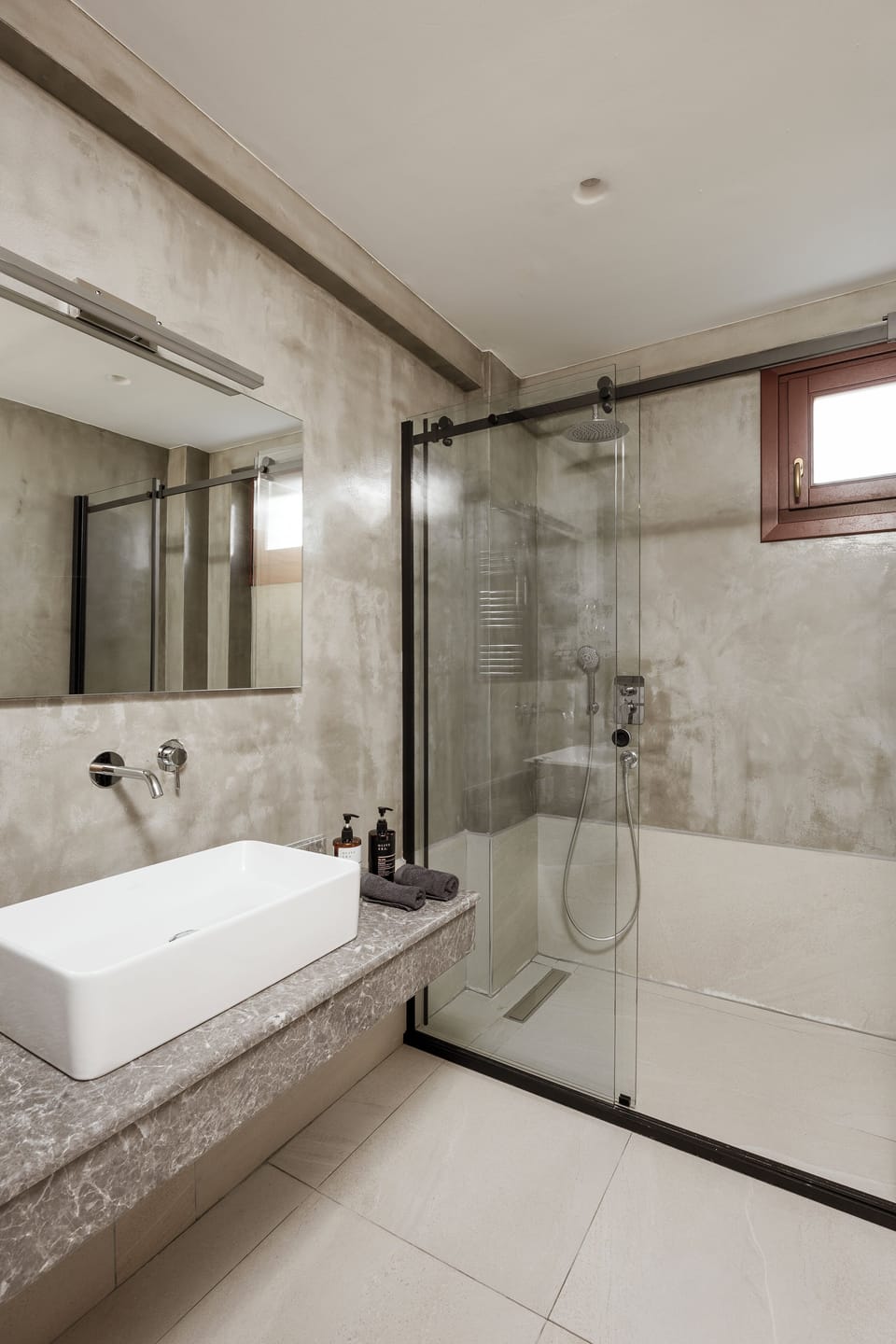 Superior Double Room | Bathroom | Shower, hair dryer, slippers, towels